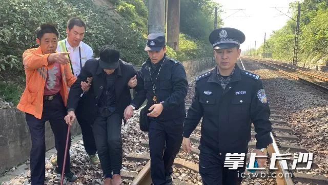鐵警及鐵路職工攙扶老人離開鐵路邊警方供圖